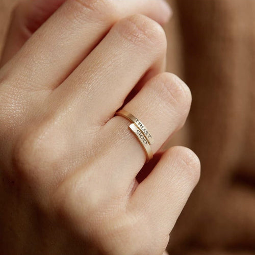 Anillo de Banda Dividida "CONFÍA EN DIOS": Compañero Firme de la Confianza Divina