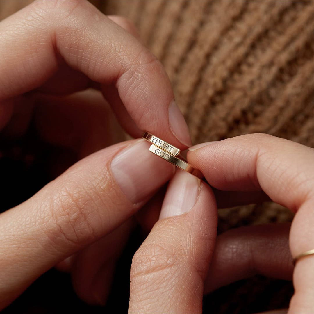 Anillo de Banda Dividida "CONFÍA EN DIOS": Compañero Firme de la Confianza Divina