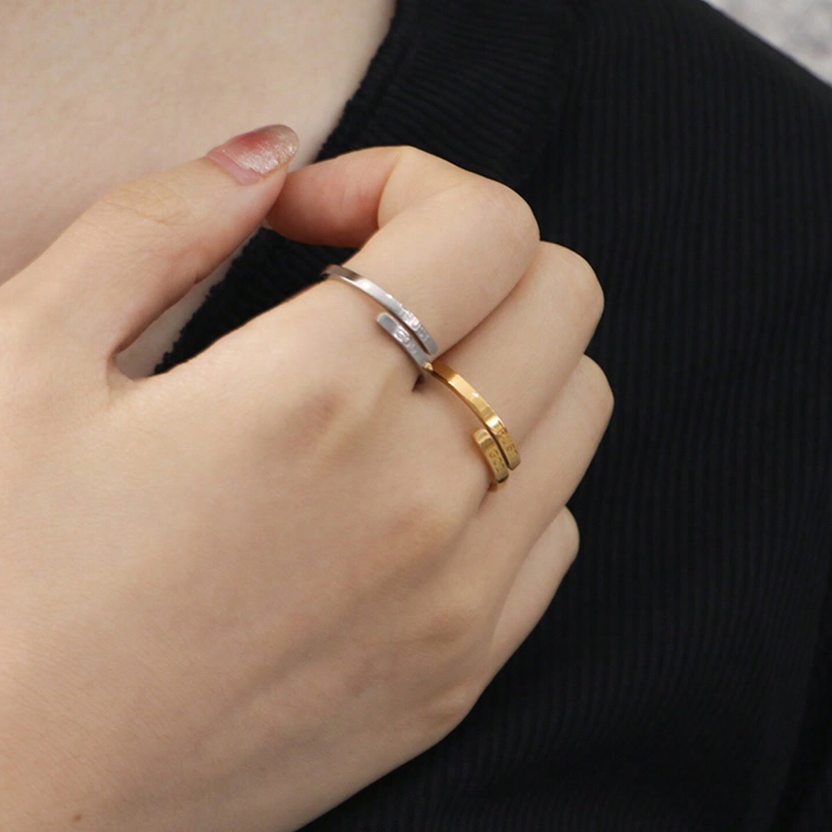 Anillo de Banda Dividida "CONFÍA EN DIOS": Compañero Firme de la Confianza Divina
