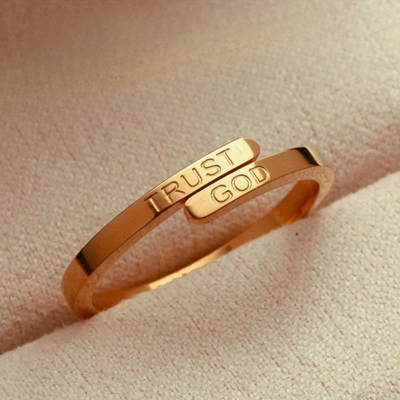 Anillo de Banda Dividida "CONFÍA EN DIOS": Compañero Firme de la Confianza Divina