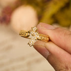 Conjunto de Anillos de Esmalte en Forma de Cruz de Circonita y Flor de Lis: Emblema de Pureza Divina y Redención