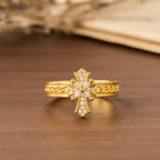 Conjunto de Anillos de Esmalte en Forma de Cruz de Circonita y Flor de Lis: Emblema de Pureza Divina y Redención