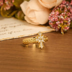 Conjunto de Anillos de Esmalte en Forma de Cruz de Circonita y Flor de Lis: Emblema de Pureza Divina y Redención