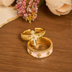 Conjunto de Anillos de Esmalte en Forma de Cruz de Circonita y Flor de Lis: Emblema de Pureza Divina y Redención