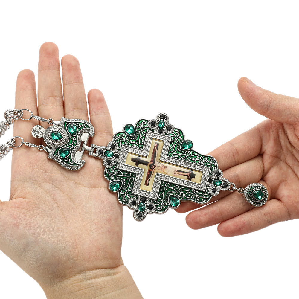 Collar de Pendiente con Cruz Ortodoxa Ornamental Adornada con Gemas: Emblema de Redención y Gloria Divina