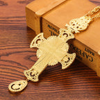 Collar de Pendiente con Cruz Ortodoxa Ornamental Adornada con Gemas: Emblema de Redención y Gloria Divina