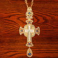 Collar de Pendiente con Cruz Ortodoxa Ornamental Adornada con Gemas: Emblema de Redención y Gloria Divina