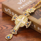 Collar de Pendiente con Cruz Ortodoxa Ornamental Adornada con Gemas: Emblema de Redención y Gloria Divina