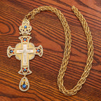 Collar de Pendiente con Cruz Ortodoxa Ornamental Adornada con Gemas: Emblema de Redención y Gloria Divina
