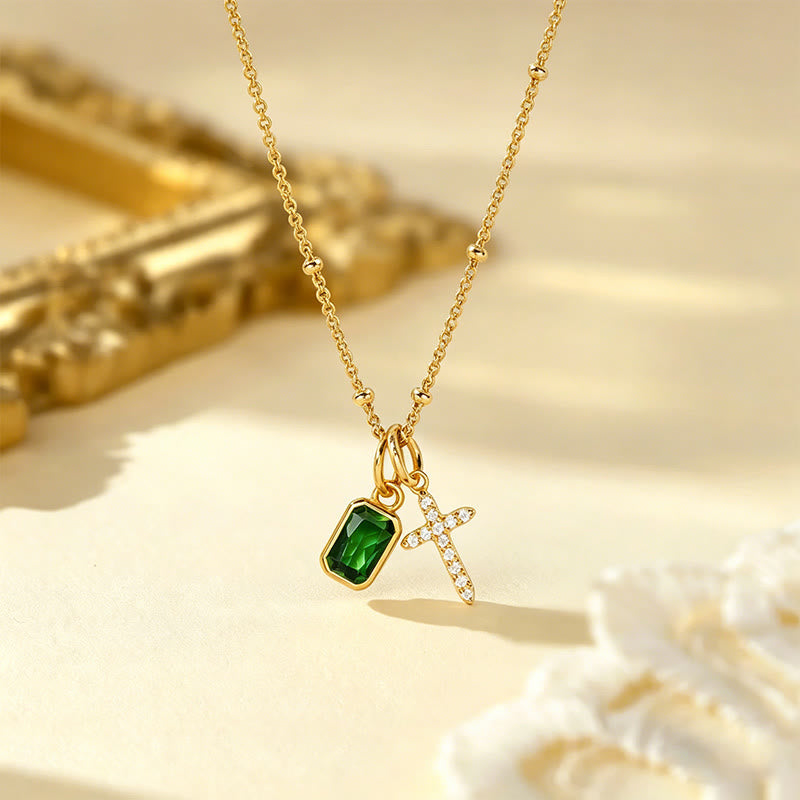 Collar de Fe con Encanto de Cruz Sagrada y Gema Rectangular: Símbolo de Gracia Divina y Devoción