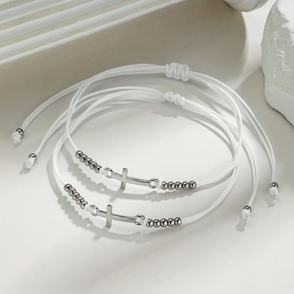 Pulsera de cuentas con cruz intrincada: Tejida con fe, gracia y amor inquebrantable
