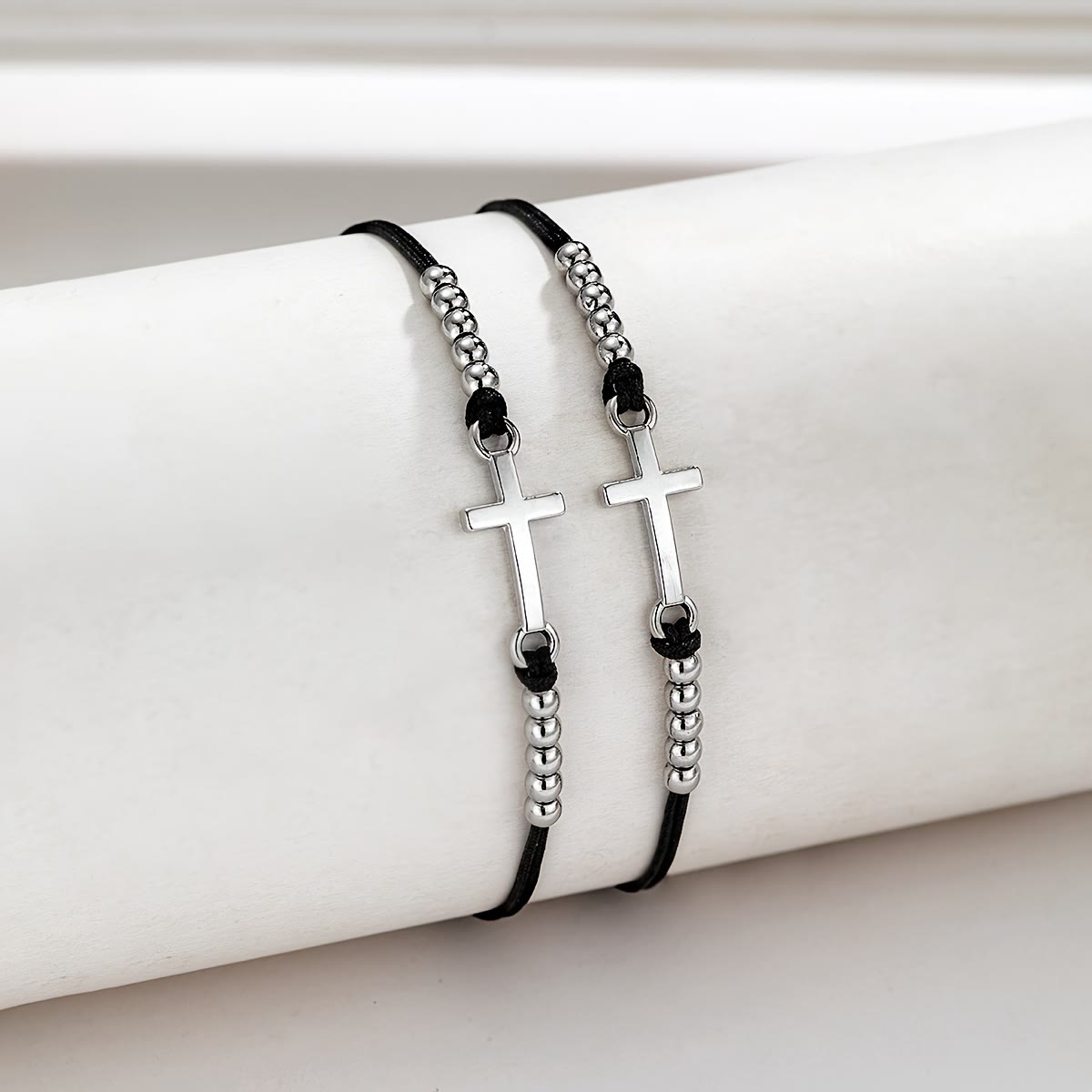Pulsera de cuentas con cruz intrincada: Tejida con fe, gracia y amor inquebrantable