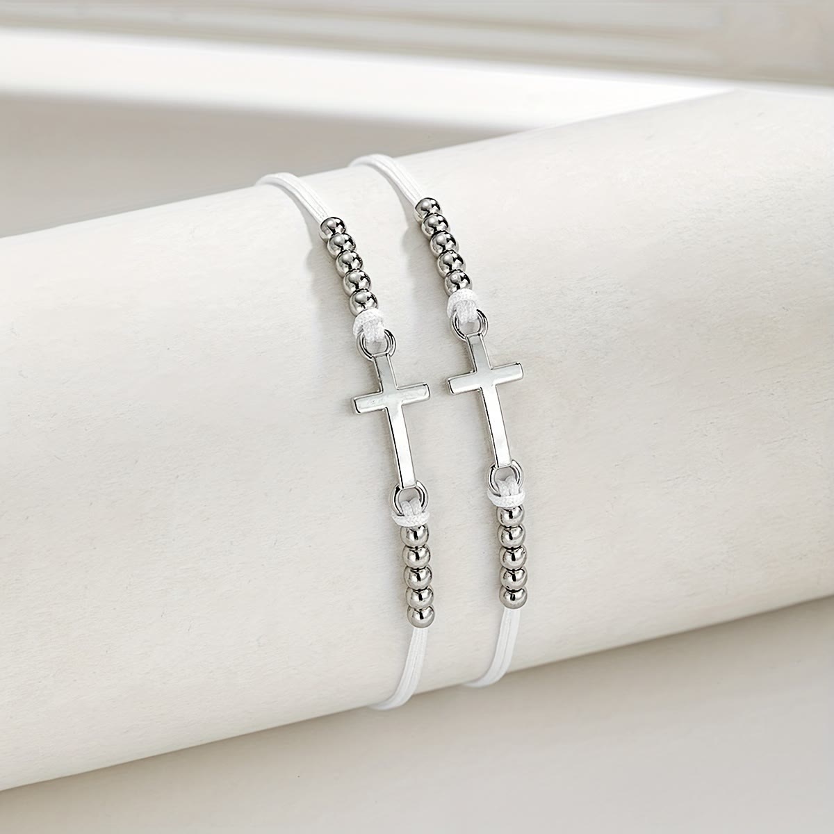 Pulsera de cuentas con cruz intrincada: Tejida con fe, gracia y amor inquebrantable
