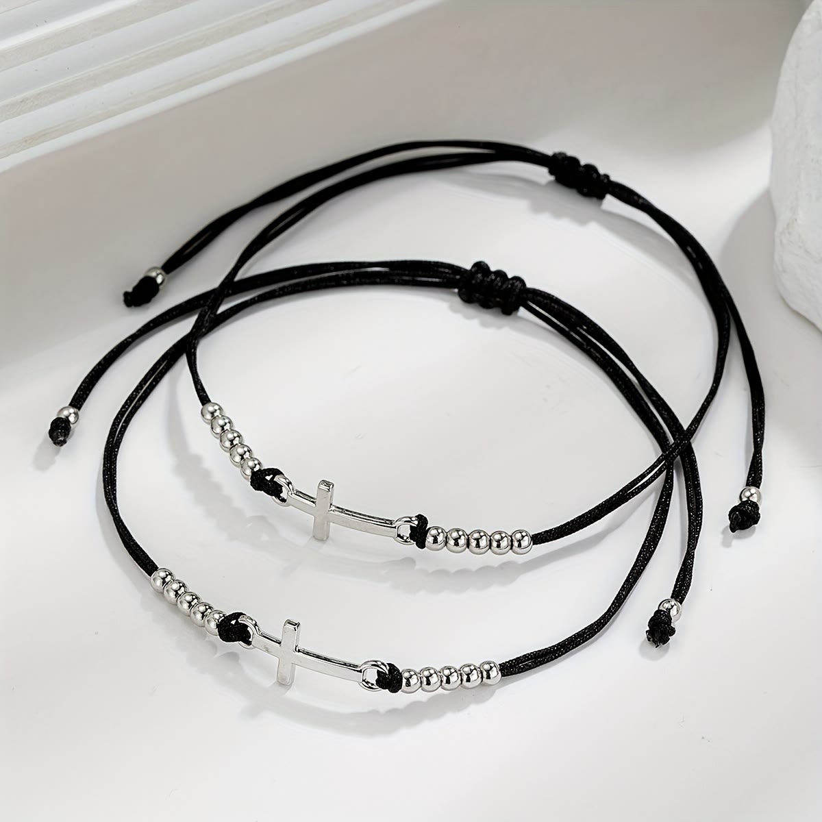 Pulsera de cuentas con cruz intrincada: Tejida con fe, gracia y amor inquebrantable