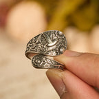 Anillo Ajustable Hummingbird Espíritu Santo: Emblema de Gracia Divina y Alegría Natural