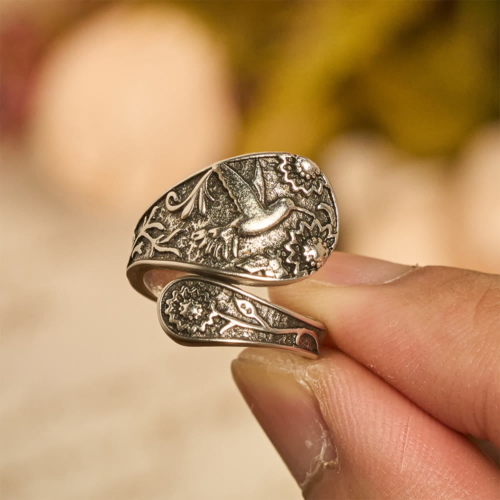 Anillo Ajustable Hummingbird Espíritu Santo: Emblema de Gracia Divina y Alegría Natural