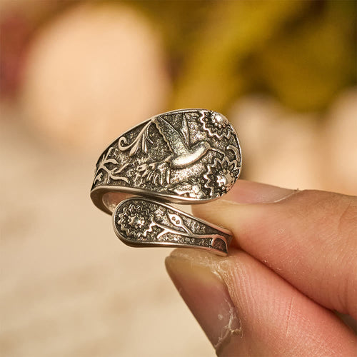 Anillo Ajustable Hummingbird Espíritu Santo: Emblema de Gracia Divina y Alegría Natural