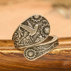 Anillo Ajustable Hummingbird Espíritu Santo: Emblema de Gracia Divina y Alegría Natural