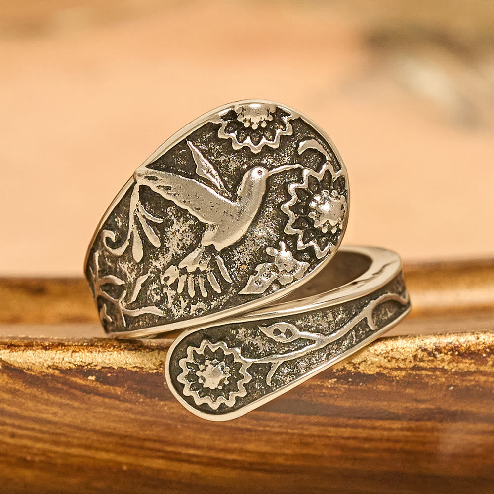 Anillo Ajustable Hummingbird Espíritu Santo: Emblema de Gracia Divina y Alegría Natural
