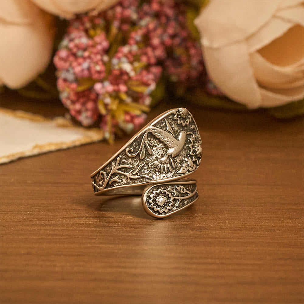 Anillo Ajustable Hummingbird Espíritu Santo: Emblema de Gracia Divina y Alegría Natural