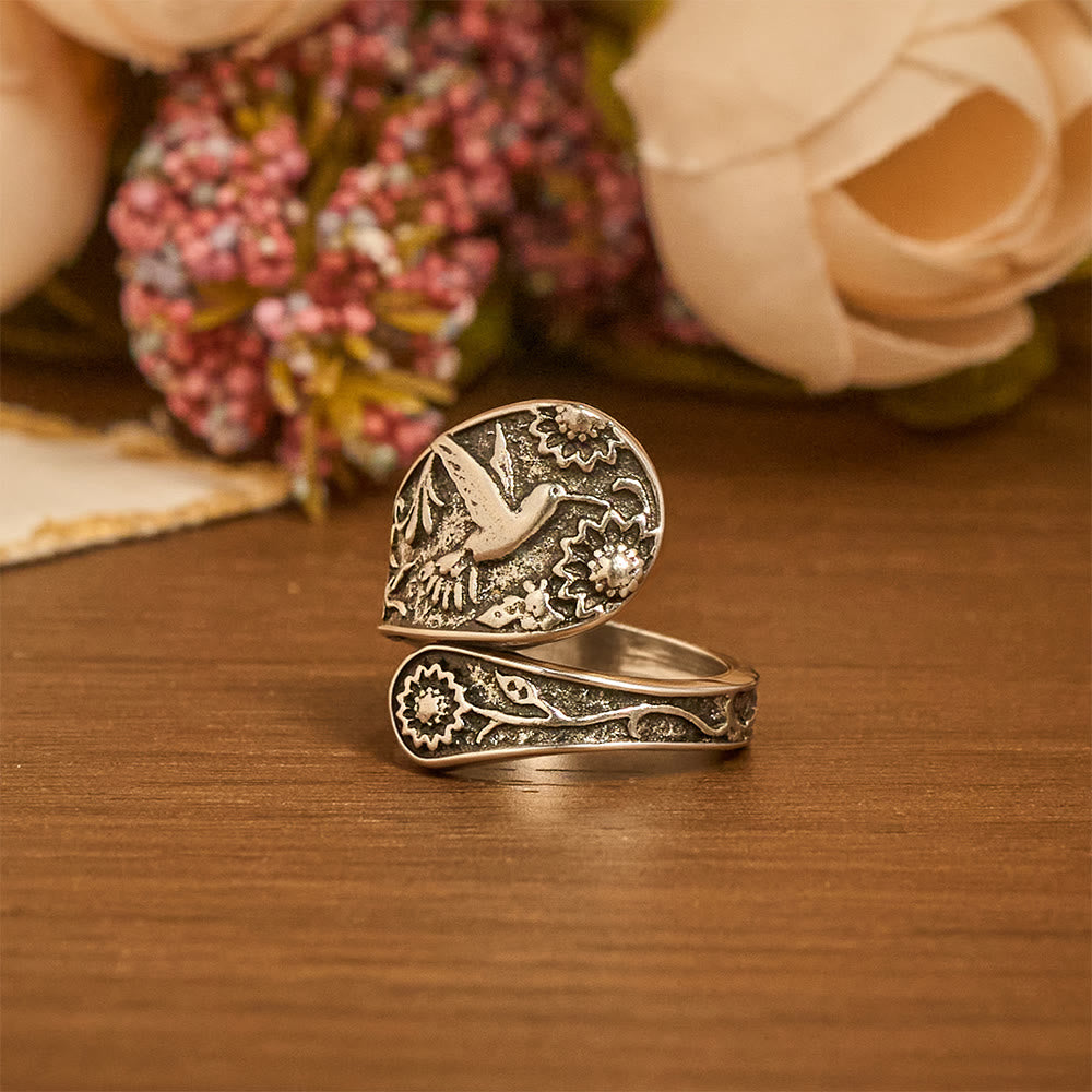 Anillo Ajustable Hummingbird Espíritu Santo: Emblema de Gracia Divina y Alegría Natural