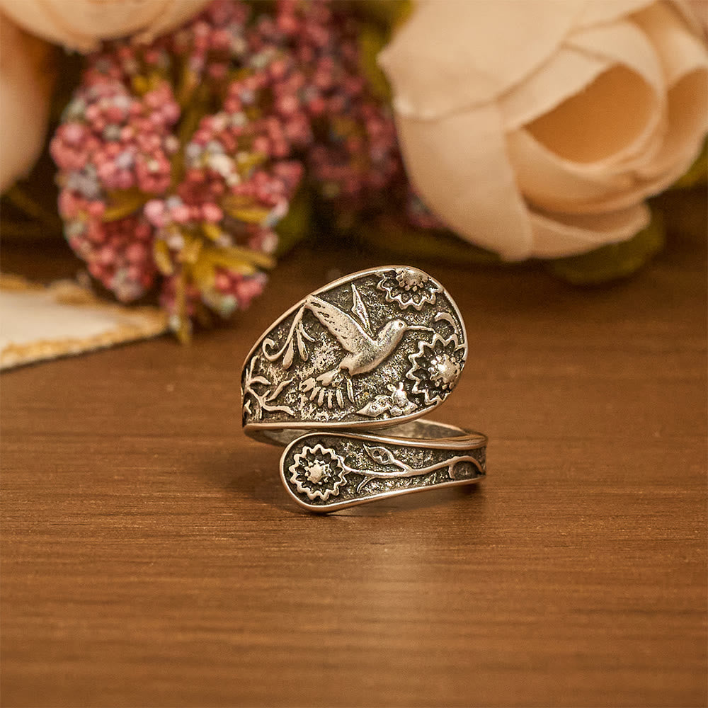 Anillo Ajustable Hummingbird Espíritu Santo: Emblema de Gracia Divina y Alegría Natural
