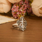 Anillo Abierto de Cruz Filigrana Patrimonial: Un Símbolo de Devoción Mariana y Cuidado Divino