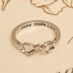 Anillo Abierto de Cruz Infinita Elegante con Grabado: Emblema de Fuerza Espiritual y Guía Divina