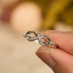 Anillo Abierto de Cruz Infinita Elegante con Grabado: Emblema de Fuerza Espiritual y Guía Divina