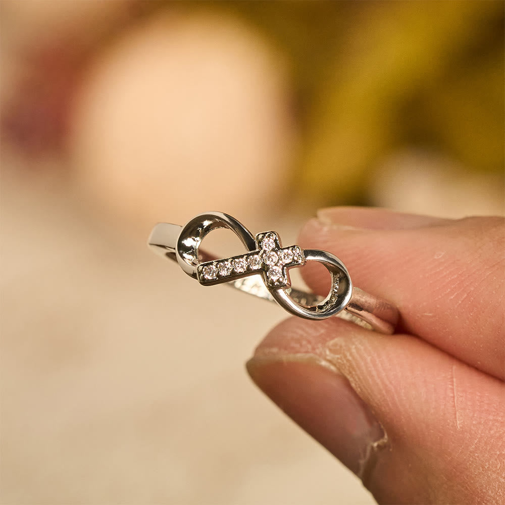 Anillo Abierto de Cruz Infinita Elegante con Grabado: Emblema de Fuerza Espiritual y Guía Divina