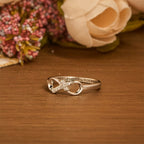 Anillo Abierto de Cruz Infinita Elegante con Grabado: Emblema de Fuerza Espiritual y Guía Divina