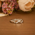 Anillo Abierto de Cruz Infinita Elegante con Grabado: Emblema de Fuerza Espiritual y Guía Divina
