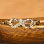 Anillo Abierto de Cruz Infinita Elegante con Grabado: Emblema de Fuerza Espiritual y Guía Divina