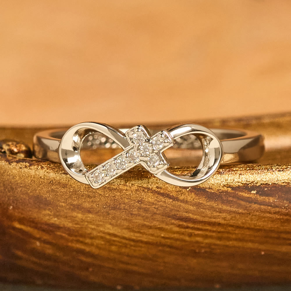 Anillo Abierto de Cruz Infinita Elegante con Grabado: Emblema de Fuerza Espiritual y Guía Divina