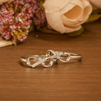 Anillo Abierto de Cruz Infinita Elegante con Grabado: Emblema de Fuerza Espiritual y Guía Divina