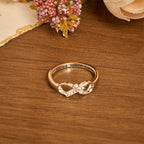 Anillo Abierto de Cruz Infinita Elegante con Grabado: Emblema de Fuerza Espiritual y Guía Divina