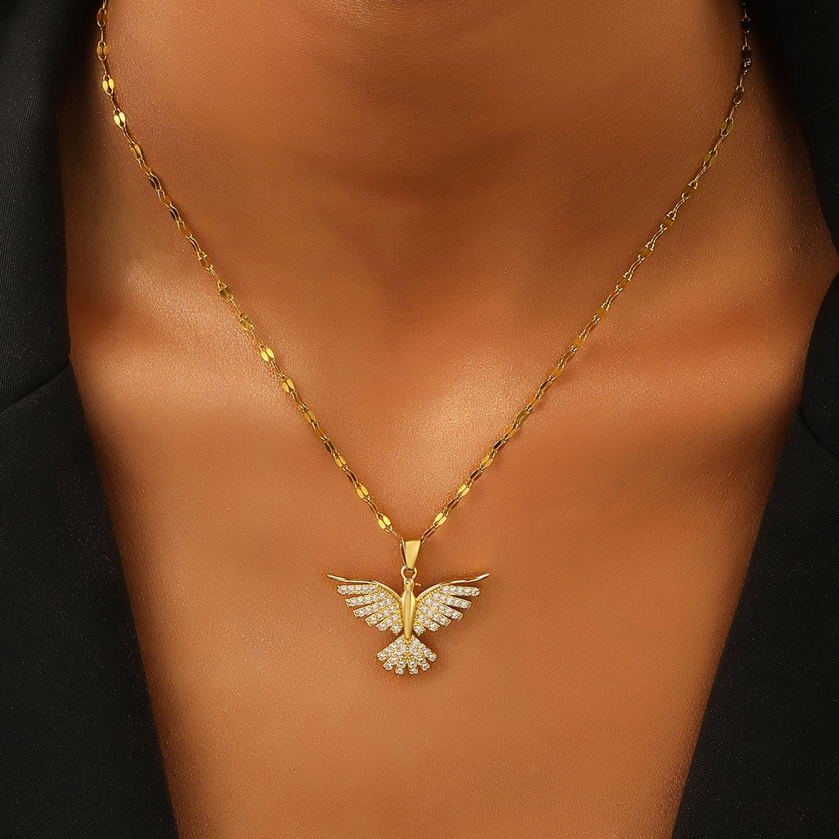 Collar con Paloma del Espíritu Santo Brillante: Emblema de la Guía Divina