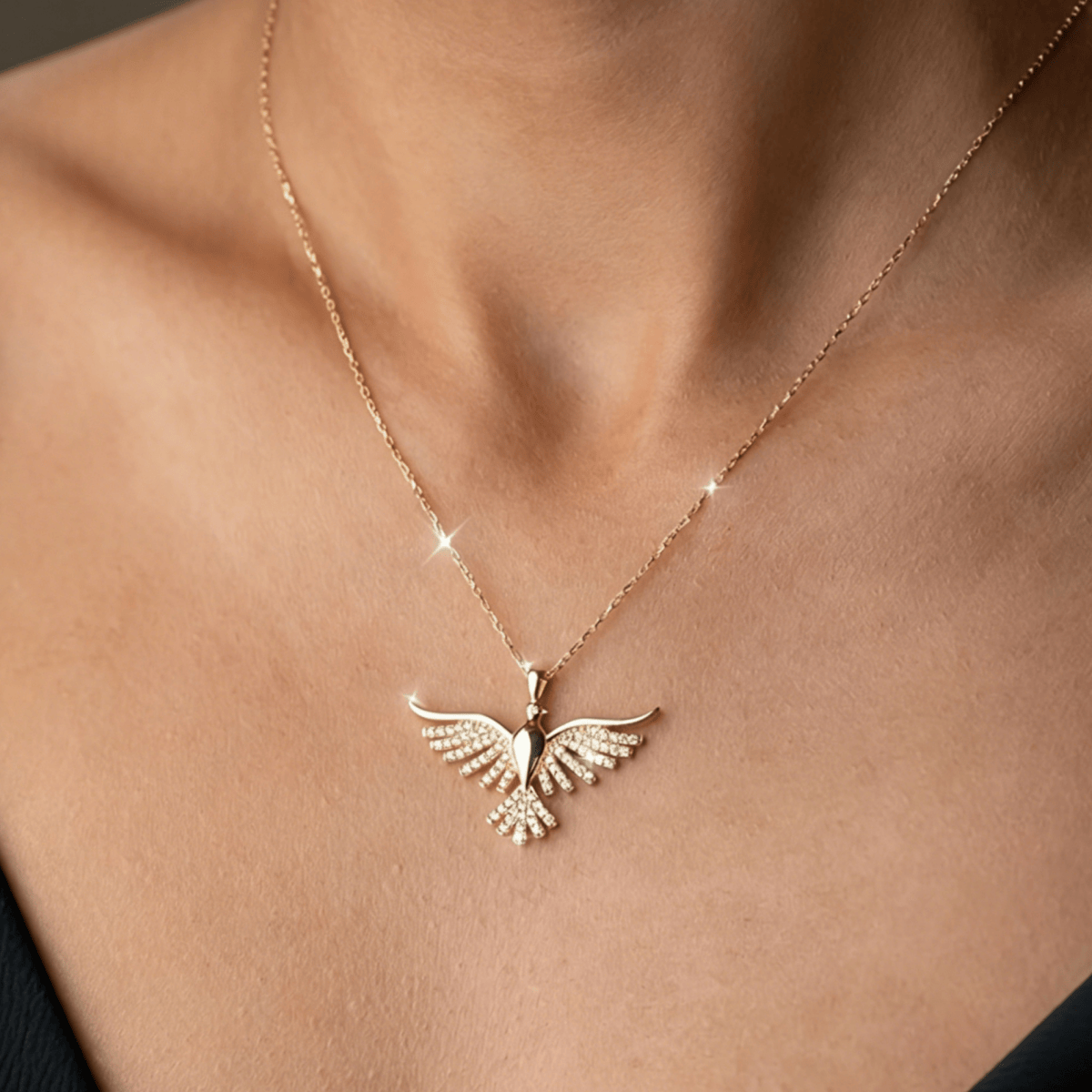 Collar con Paloma del Espíritu Santo Brillante: Emblema de la Guía Divina