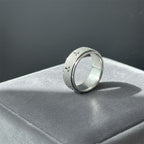 Anillo giratorio cruzado para aliviar el estrés: Emblema de fe inquebrantable
