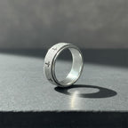 Anillo giratorio cruzado para aliviar el estrés: Emblema de fe inquebrantable