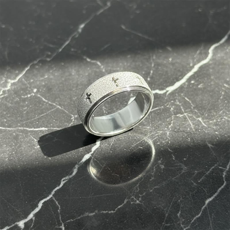 Anillo giratorio cruzado para aliviar el estrés: Emblema de fe inquebrantable