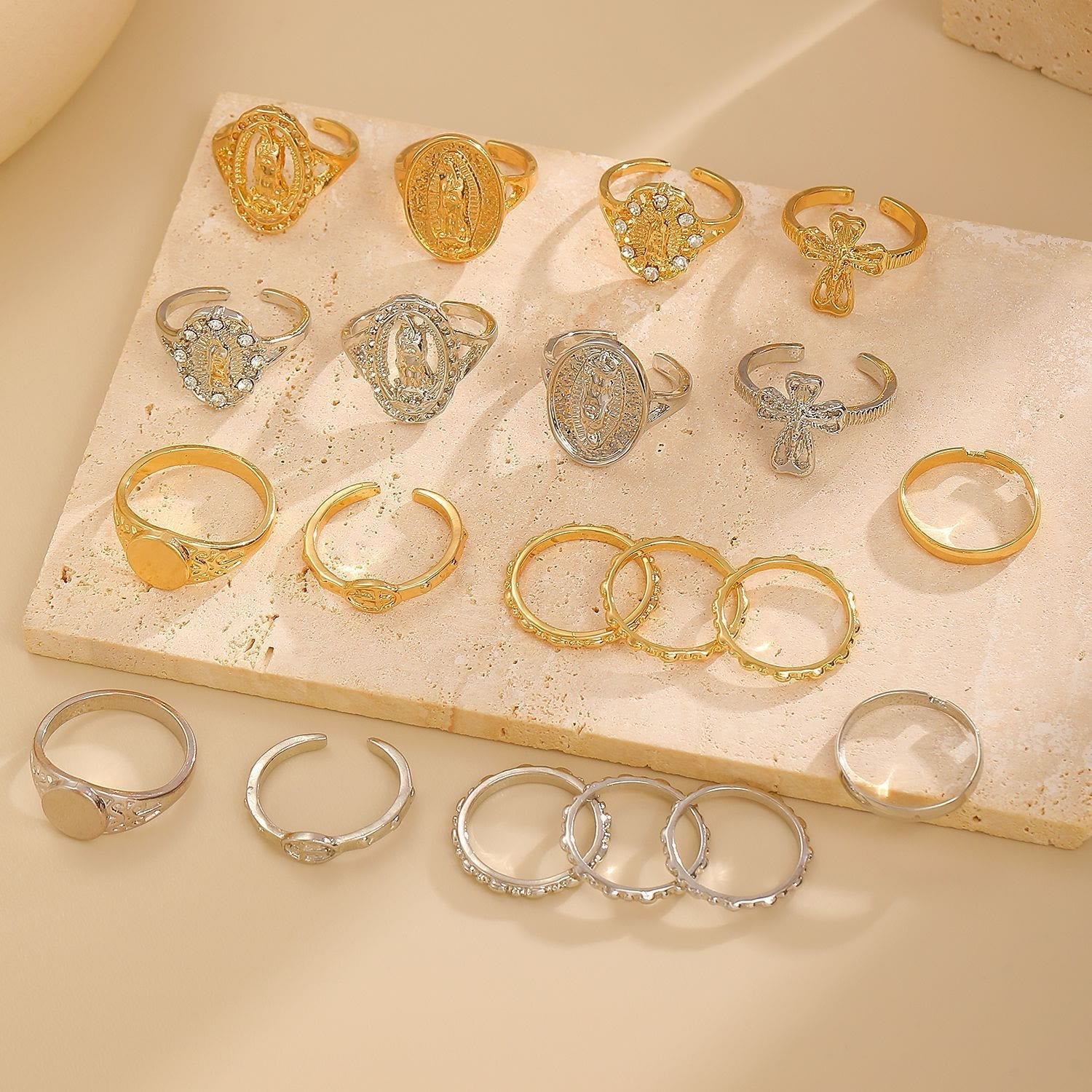 Conjunto de Anillos Cruz Marian Oro y Plata: Un Símbolo de Devoción Celestial