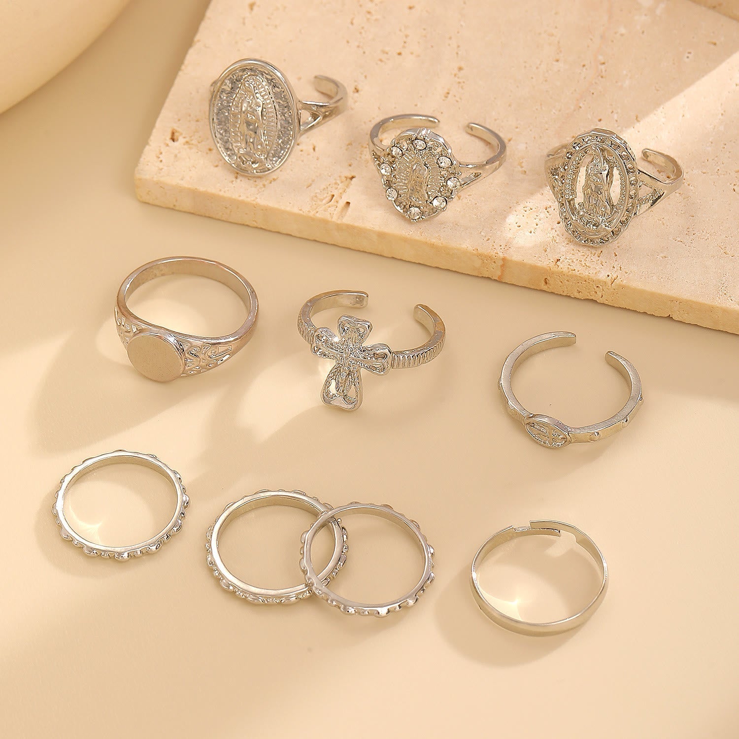 Conjunto de Anillos Cruz Marian Oro y Plata: Un Símbolo de Devoción Celestial