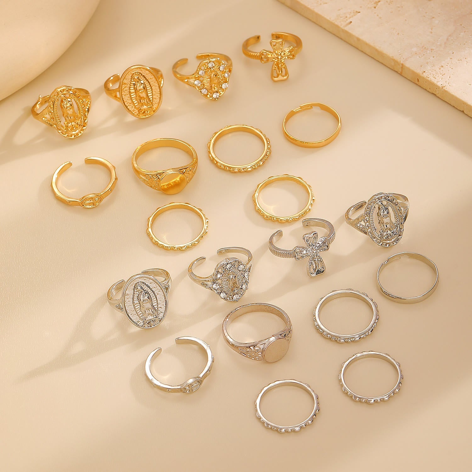 Conjunto de Anillos Cruz Marian Oro y Plata: Un Símbolo de Devoción Celestial