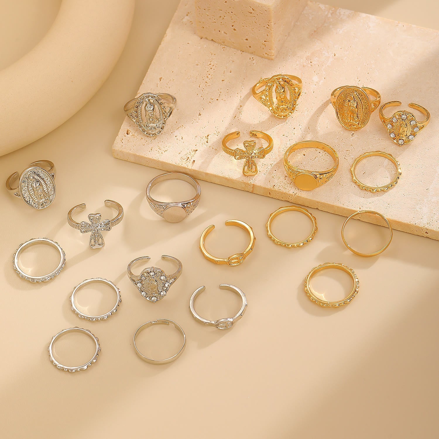 Conjunto de Anillos Cruz Marian Oro y Plata: Un Símbolo de Devoción Celestial