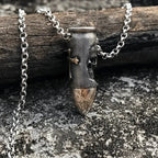Collar con Colgante de Calavera y Huesos Cruzados