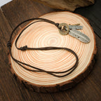 Colgante de Cruz de Plumas con Collar de Cuero