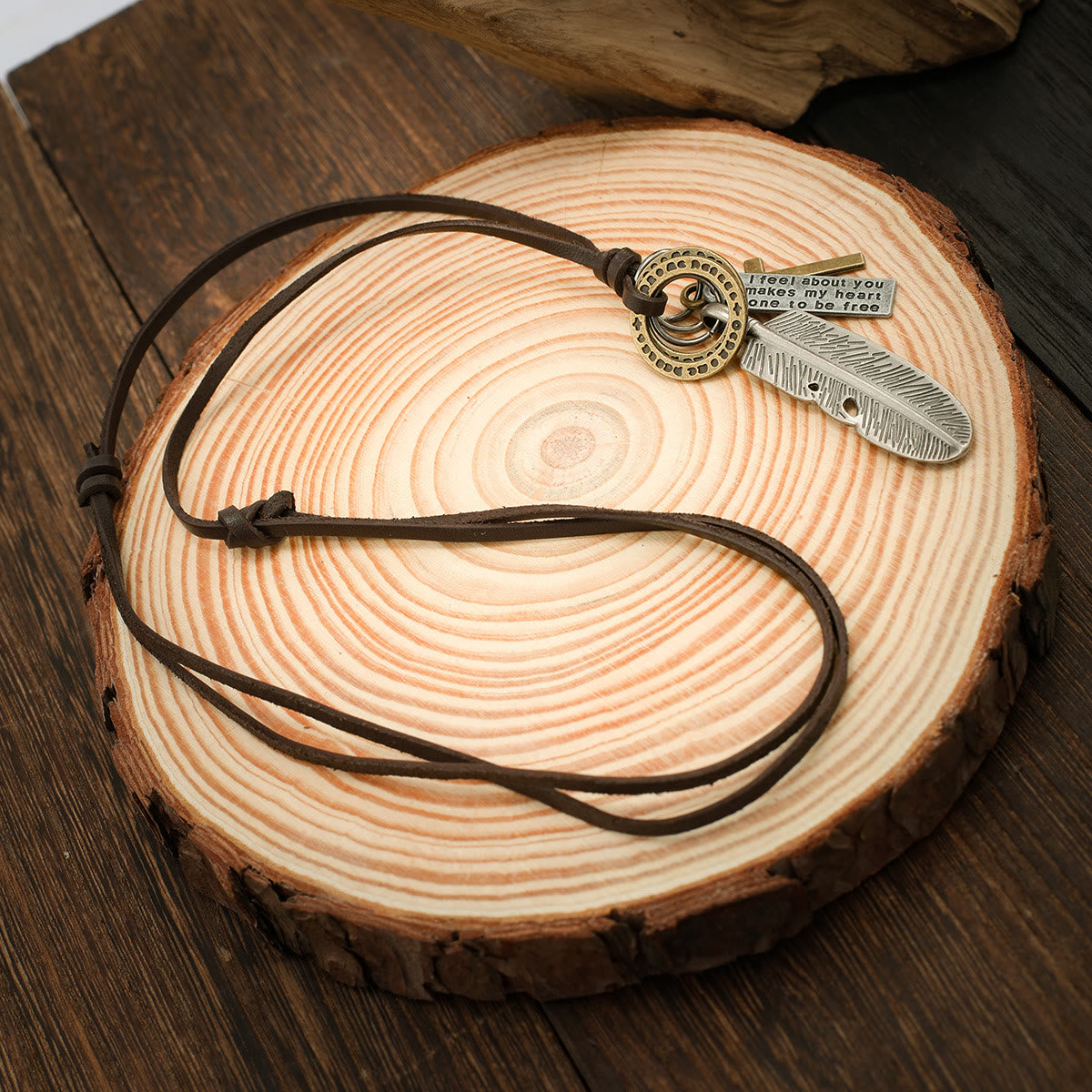 Colgante de Cruz de Plumas con Collar de Cuero
