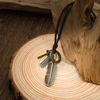 Colgante de Cruz de Plumas con Collar de Cuero
