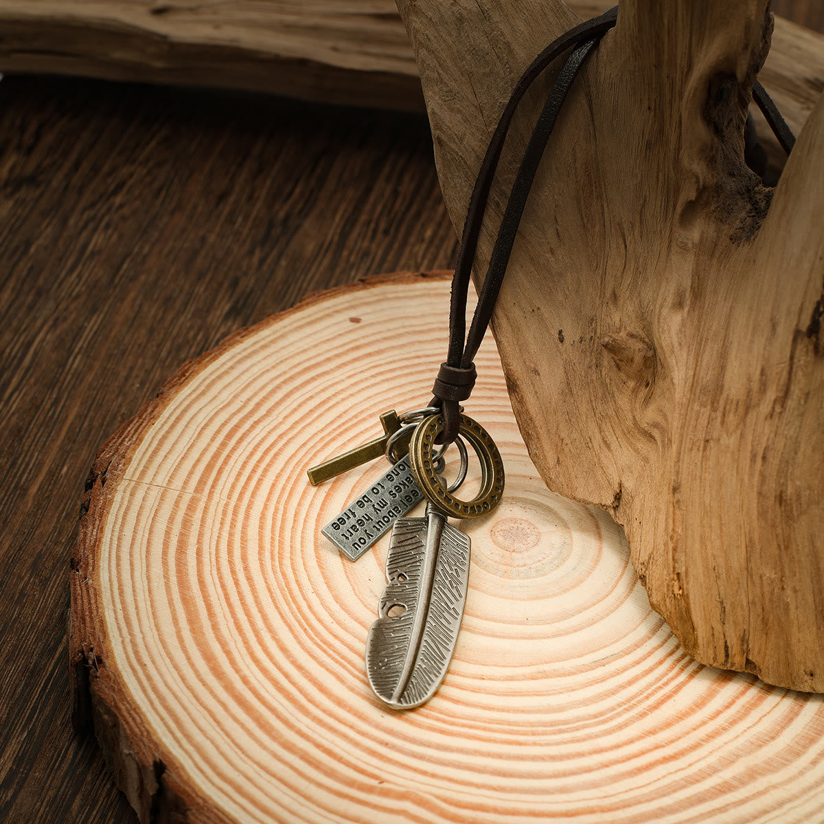 Colgante de Cruz de Plumas con Collar de Cuero
